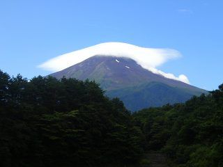 山頂にかかった笠雲（生物多様性センターより）